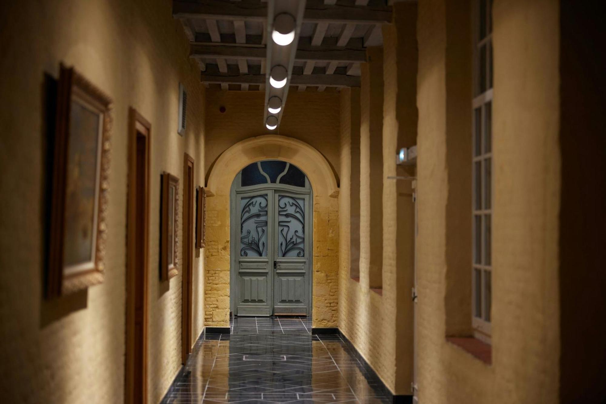 L'Hermitage Gantois, Autograph Collection Lille Exteriör bild A corridor in the museum