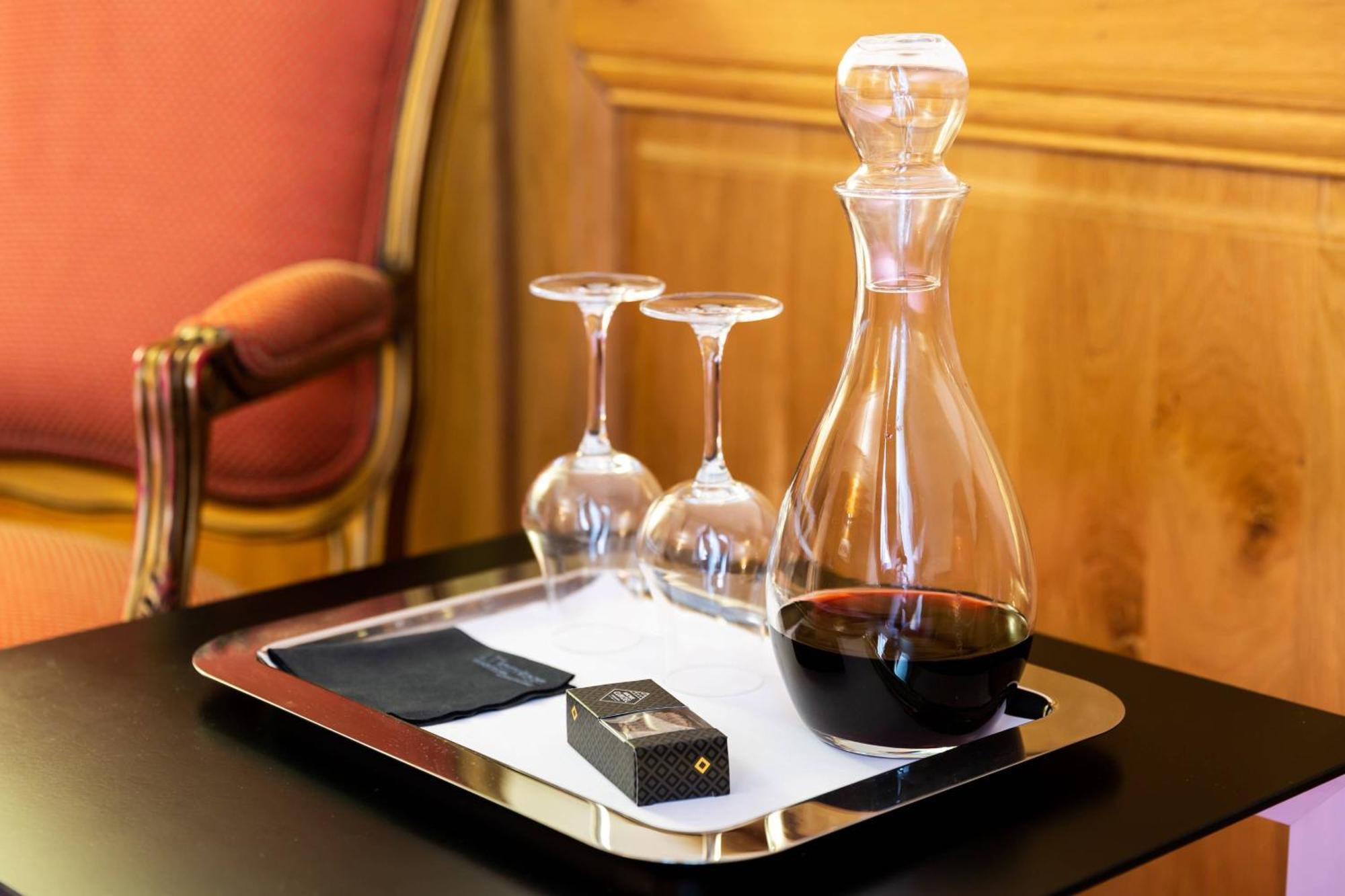 L'Hermitage Gantois, Autograph Collection Lille Exteriör bild A decanter of wine